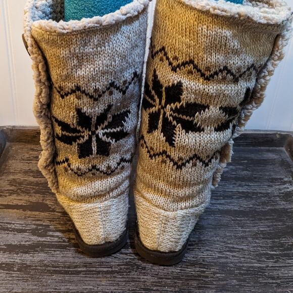 Mukluks Women's Tan/Brown Sweater Snowflake Slipper Boot Size 10 - Picture 4 of 5